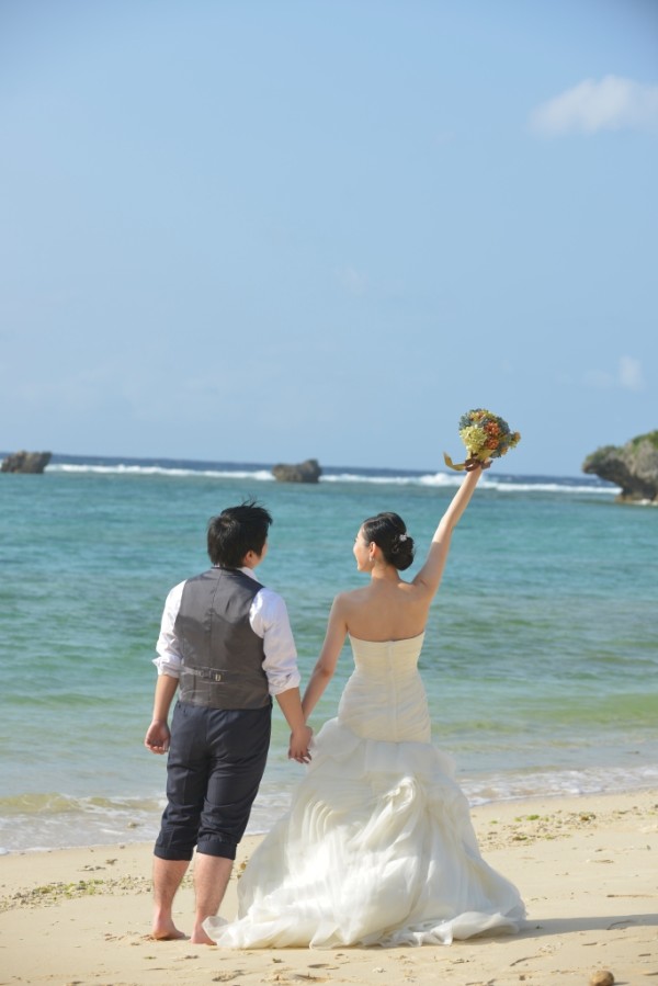 二人の可愛らしさと、沖縄の海が見事に融合した一枚。