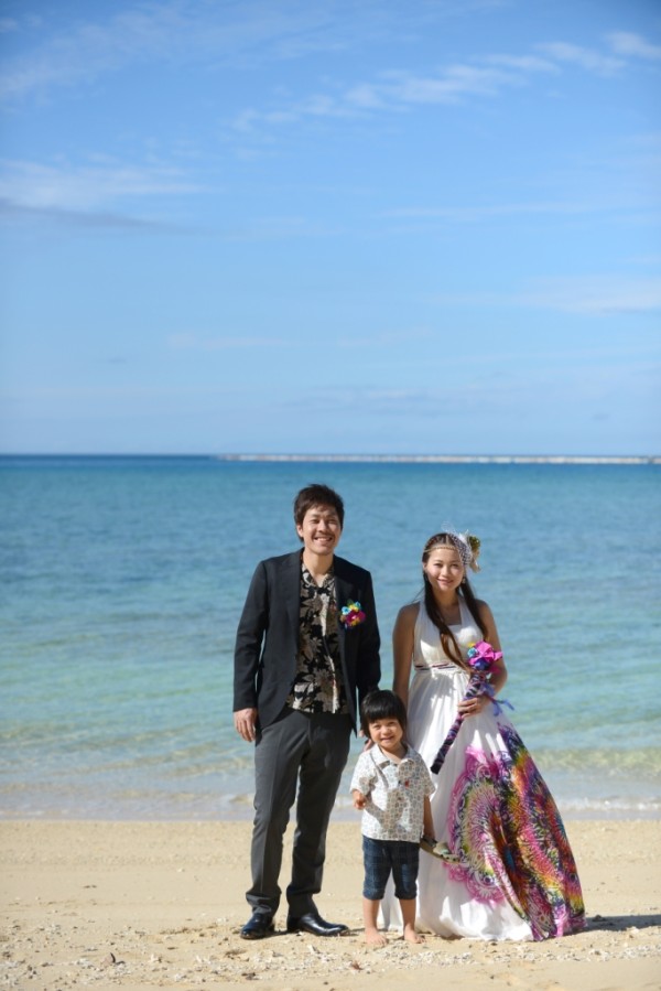 披露宴の日はお天気にも恵まれ、沖縄らしい海での撮影を急遽入れました！